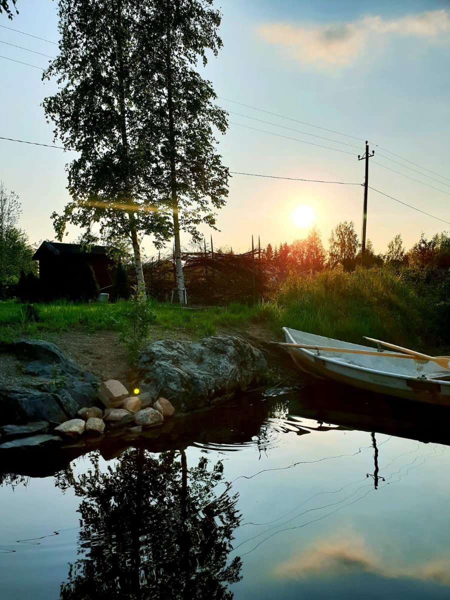 Willa Adeliina mökki järven rannalla