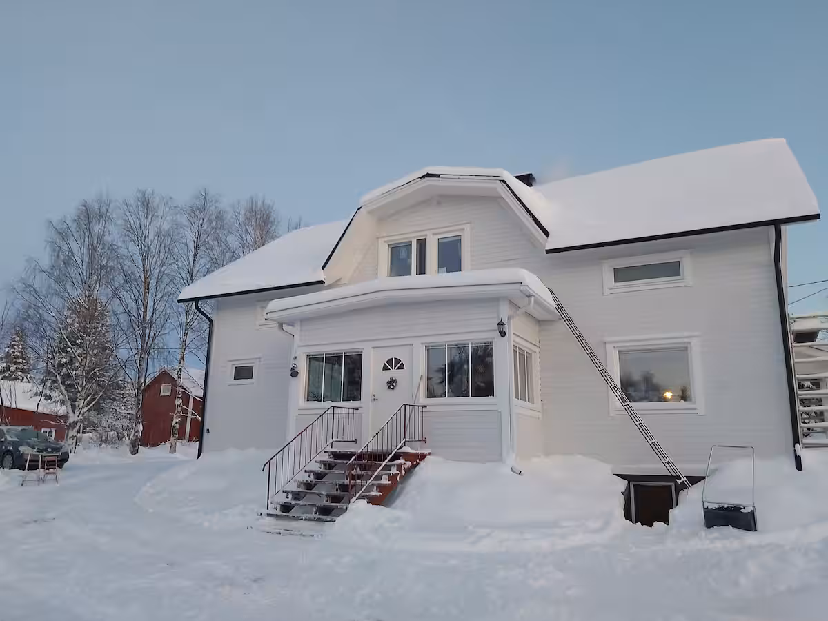 Karhunpesä - Tilava huone isossa puutalokodissa, kotimajoitus