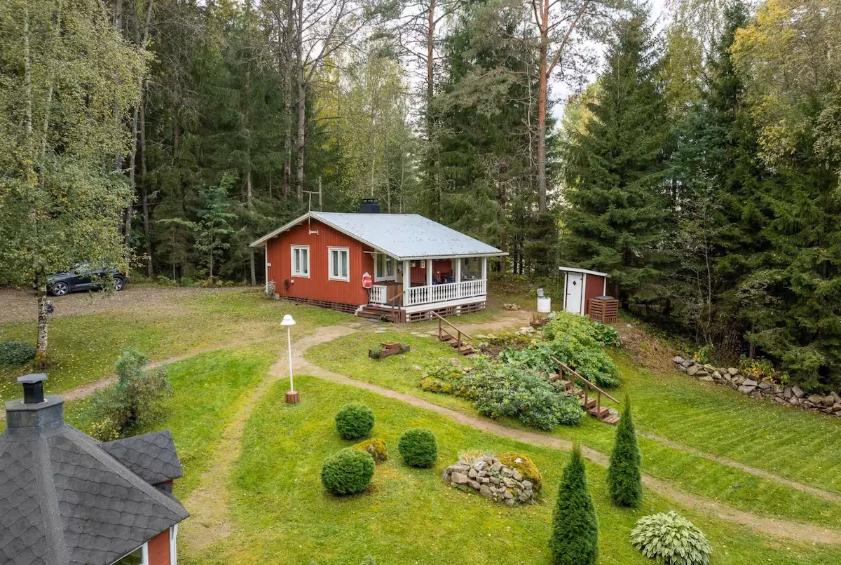 Kodikas mökki puhtaan järven rannalla
