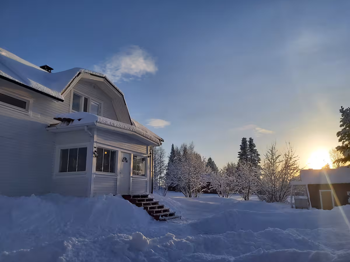 Susiluola - Huone isossa puutalokodissa, kotimajoitus