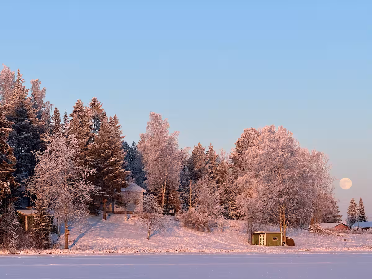 Tunnelmallinen järvenrantatalo