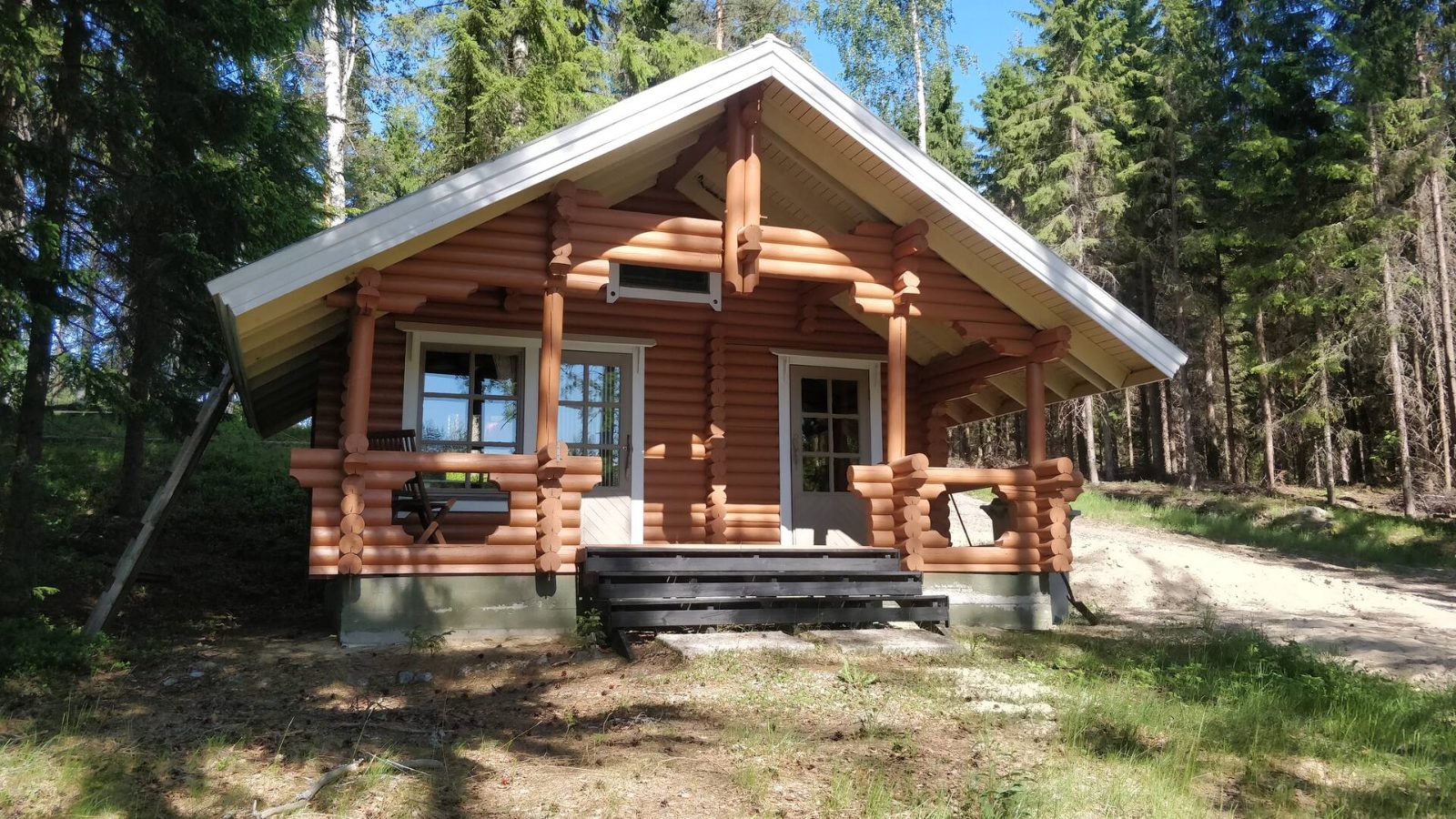 Hiljainen mökki yksityisen järven vieressä